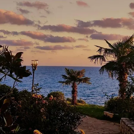 Pecani Perla Del Mar - Coastal Art Residence, Marina Dinevi Etara 1 Apartment *